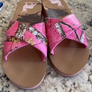 NWOT Real tree ladies pink camouflage slides.